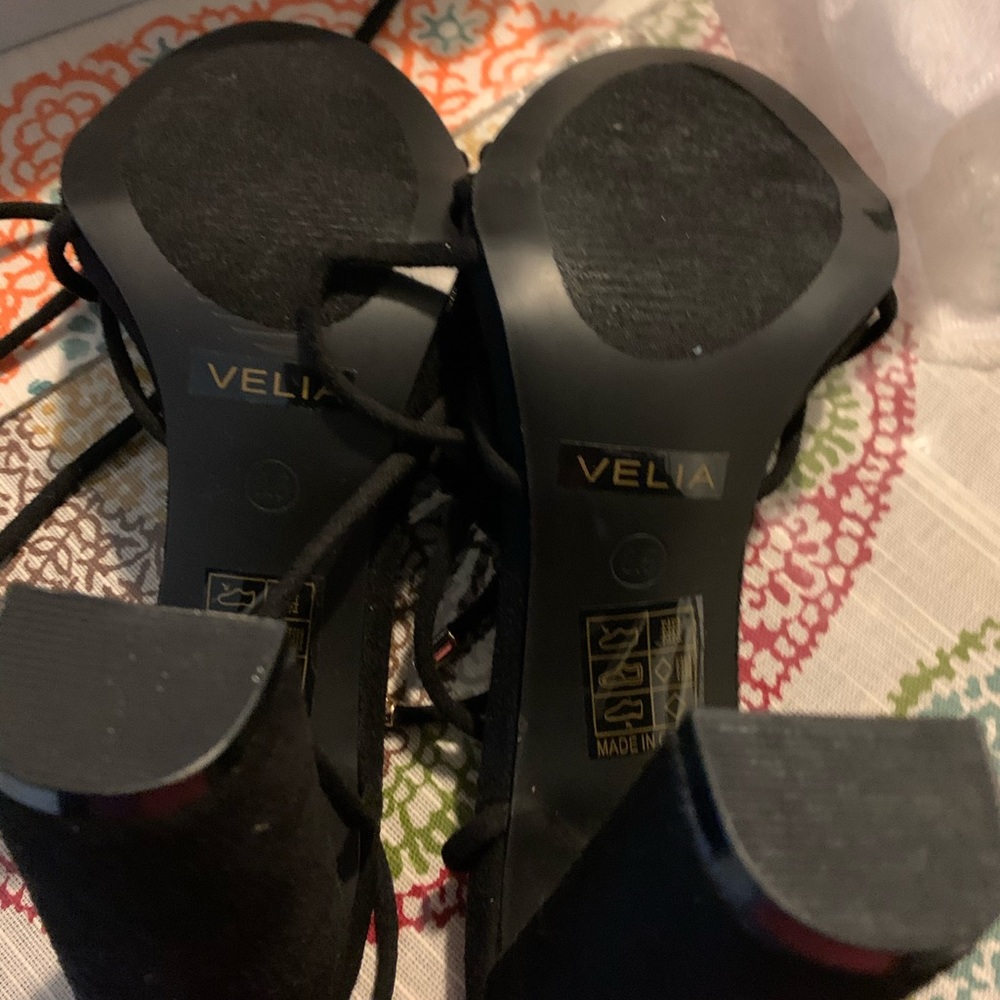 Heels - Picture 2 of 4